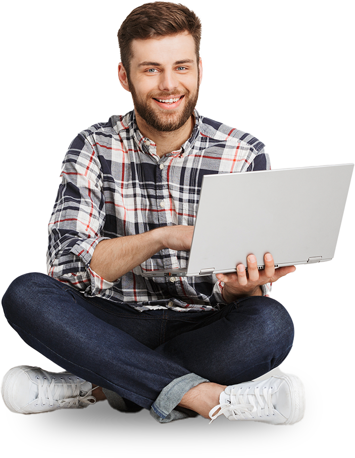 Desenvolvedor sorrindo sentado com computador na mão